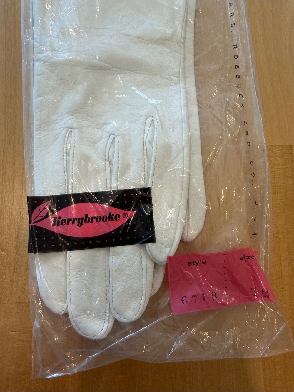 Vintage new in package White Leather Gloves with Embroidered Detail - Picture 9 of 9